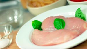 Bisa Picu Berbagai Penyakit, Ini Makanan yang Tidak Boleh Dikonsumsi Mentah