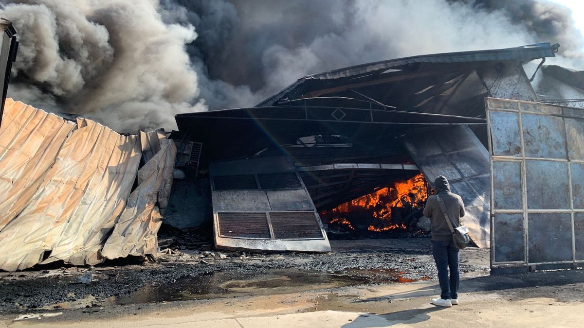 6 Jam Sudah Berlalu, Damkar  Masih Berjuang Padamkan Api di Pabrik Paralon Tangerang 
