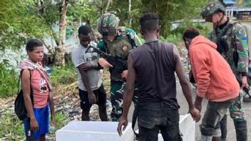 Greet Residents, Battalion 6 Task Force Holds Indonesian-PNG Opspamtas In Yahukimo Regency