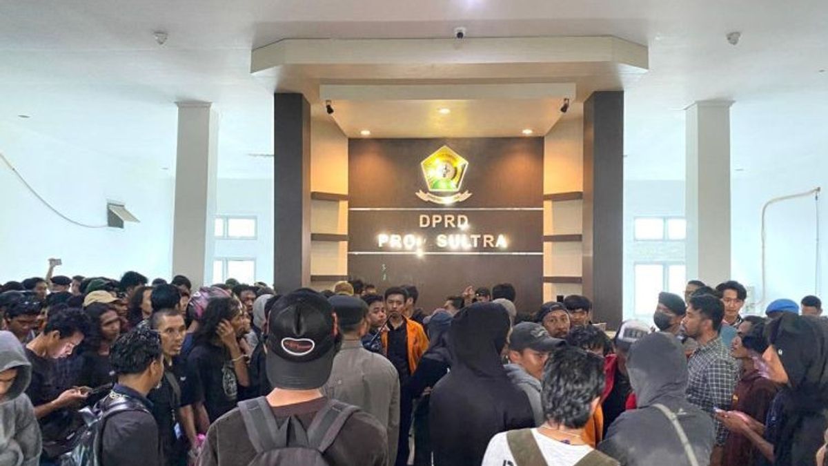 Demo Kawal Putusan MK, Massa Mahasiswa Geruduk Kantor DPRD Sultra