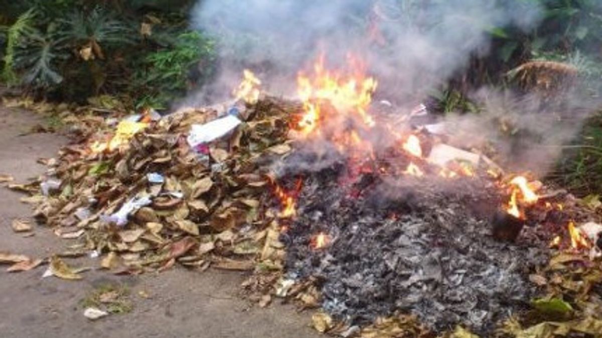 West Jakarta City Government Urges Residents Not To Burn Garbage During
