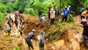 Tebing Setinggi 30 Meter Ambruk Tutup Jalan Desa Penghubung Cianjur-Bandung Sepanjang 50 Meter