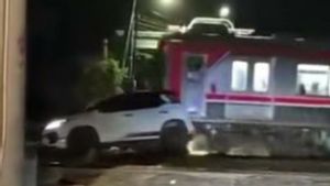 Toyota Fortuner Ringsek Ditabrak Kereta Ekspres Bandara Hingga Tercebur ke Kali