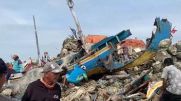 High Waves Over The Coast Of Pamekasan, BPBD: 27 Fishermen's Boats Damaged