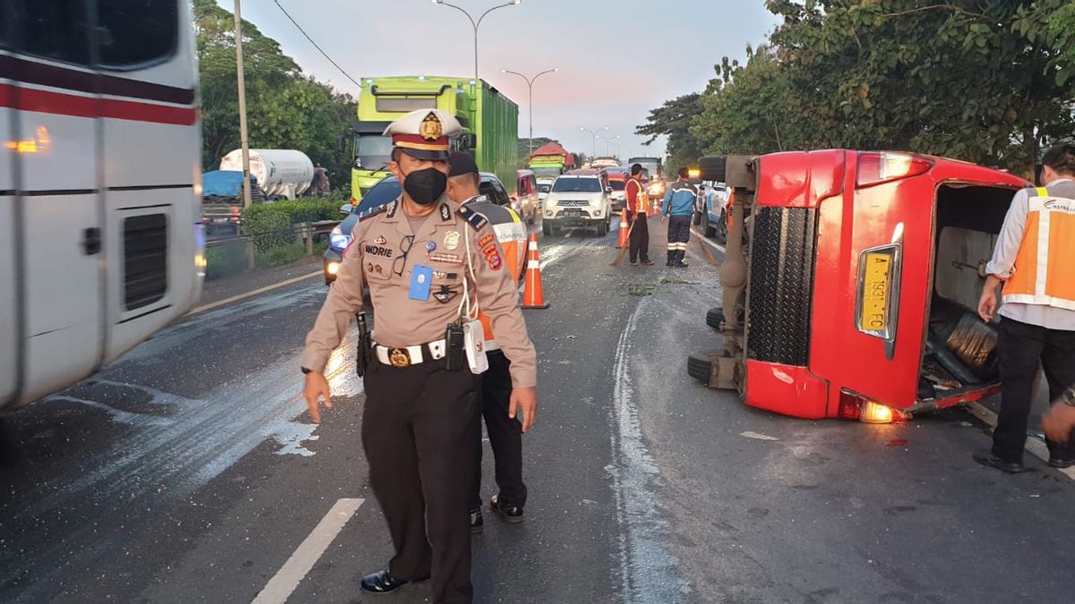 Gagal Salip di Bahu Jalan, Angkot Terguling di Tol Tangerang – Merak, 13 Penumpang Luka-luka