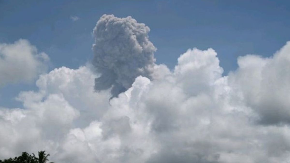 Gunung Ibu di Halbar Erupsi, Lontarkan Abu Vuklanik 1,5 Km