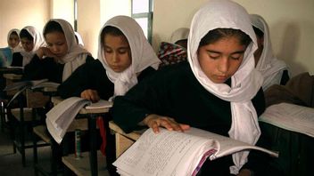 タリバンは学校閉鎖後の期末試験を許可、女子学生:それはばかげています、どうすれば試験を受けることができますか?