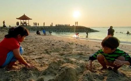 Wisatawan Diingatkan Waspada Ubur-Ubur Bluebottle di Pantai Sanur