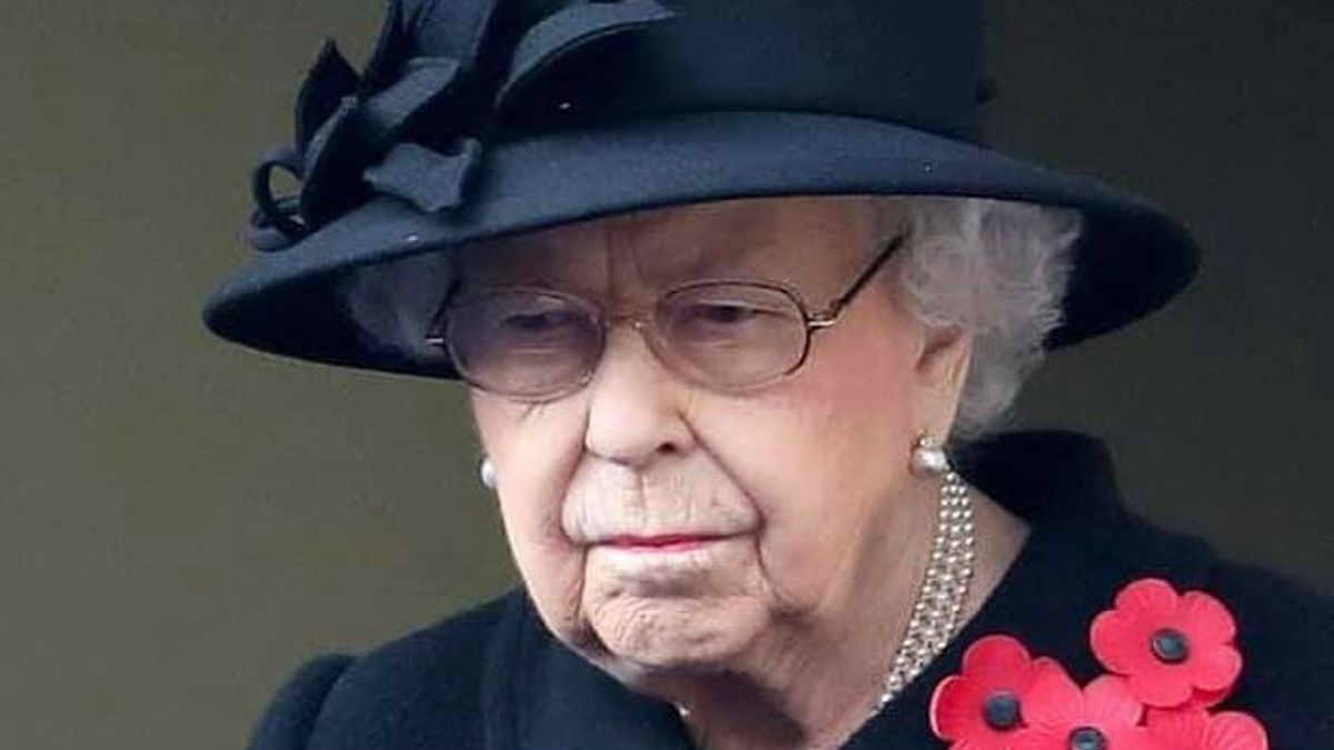 Penampilan Pertama Ratu Elizabeth dengan Masker di Depan Publik