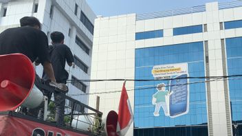 Devant le bureau de l’AhY, des activistes environnementaux protestent contre des terres répandues dans la forêt protégée