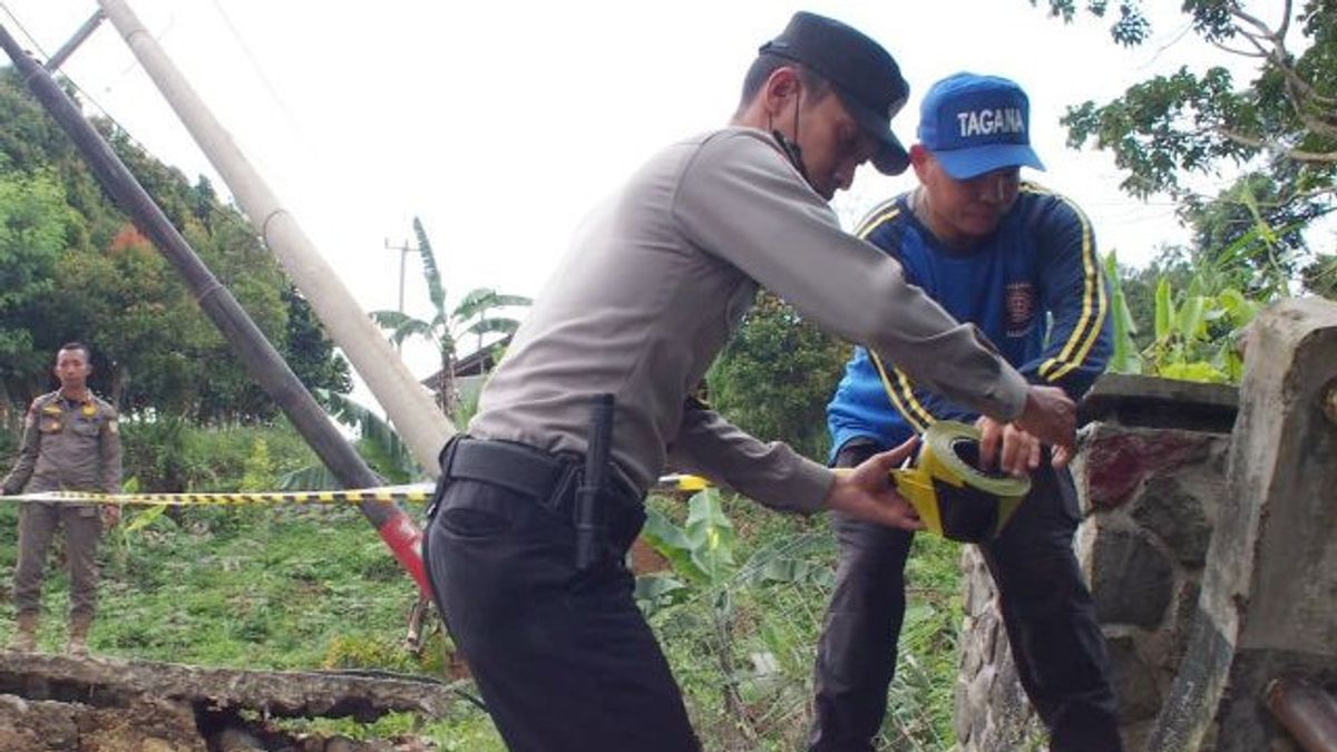 BPBD Bogorは、洗練されたツールを使用する代わりに、木材とケーブルで武装した土地の移動を監視します
