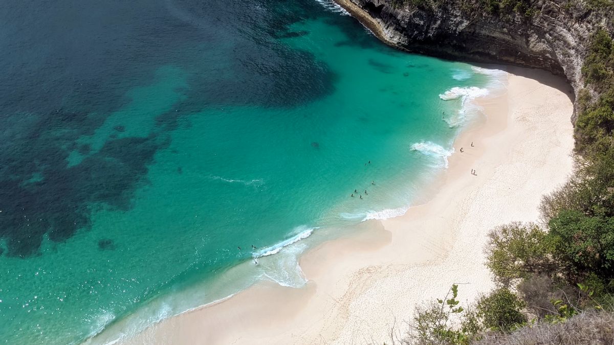 ビラボンビーチで海流に引きずられたインド人観光客が、スムー海域に浮かんで死んでいるのが発見された