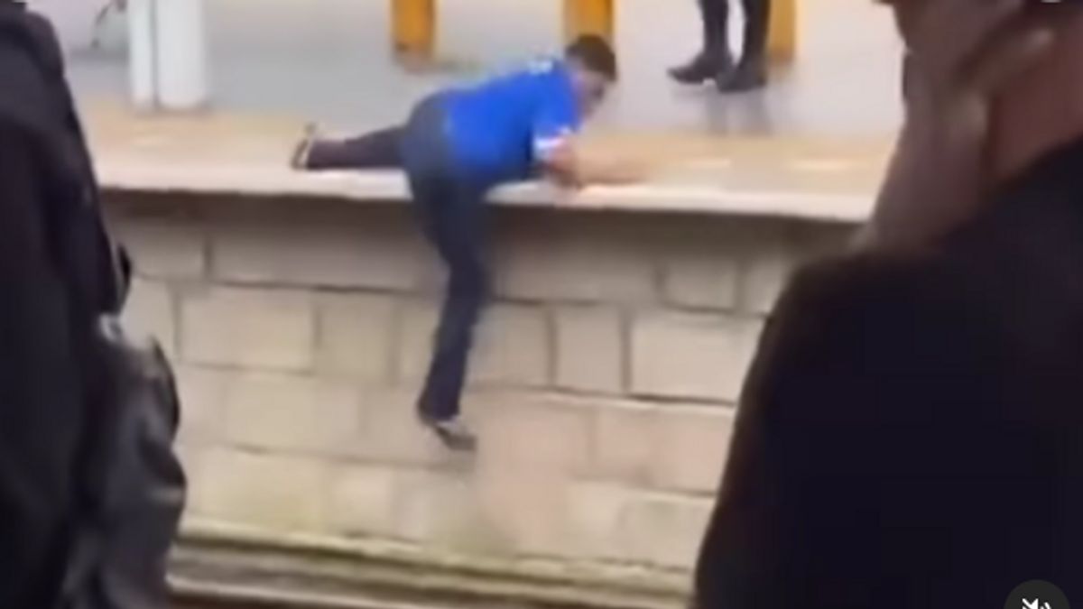 Pria Berseragam Jersey Persib Kabur saat Dikejar Supporter Persija di Stasiun Jatinegara