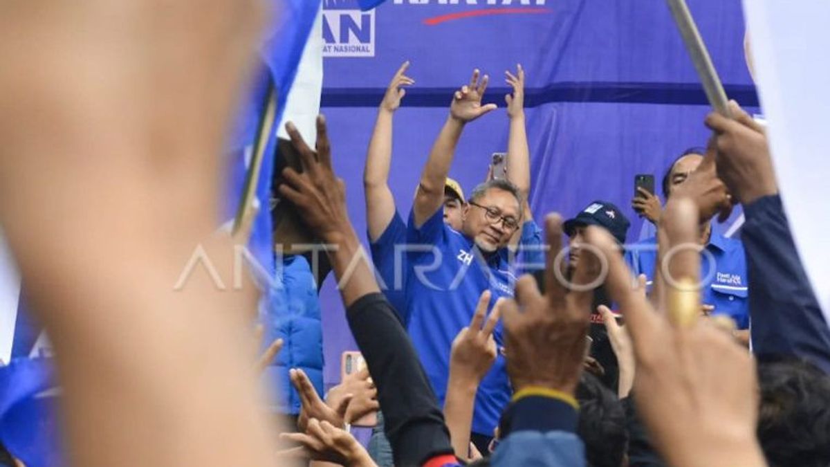 Zulhas Campaigns For Prabowo-Gibran In Makassar, Promises Free Lunch