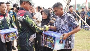 Panglima TNI Serahkan Bantuan Sembako dalam Kejurnas Adventure Offroad 2025