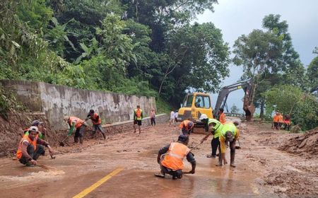 Tim Gabungan Masih Kerja Keras Bersihkan Material Longsor di Jalur Majalengka-Kuningan