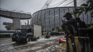 Kali Ancol Meluap akibat Banjir Rob, Akses Jalan RE Martadinata ke Stadion JIS Terisolir