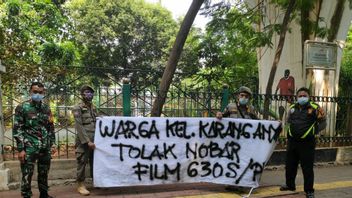 Escorted By TNI And Police, Satpol PP Moves Quickly Removing Banners Refusal To Watch G30S/PKI Movies That Are Widespread In Sawah Besar