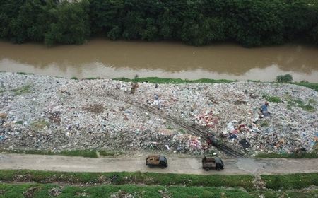 Pemkab Bekasi Ancam Pidanakan Pembuang Sampah Kali CBL