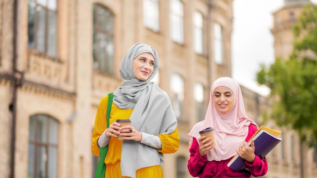 노란색 옷은 어떤 색깔의 jilbab과 어울립니까? 여기 목록을 살펴보십시오.