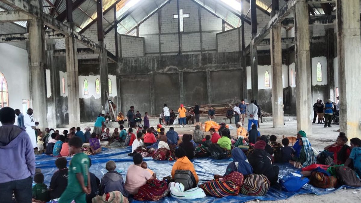 Des fidèles évacués vers l'église Madi après que l'opm a été terrorisé