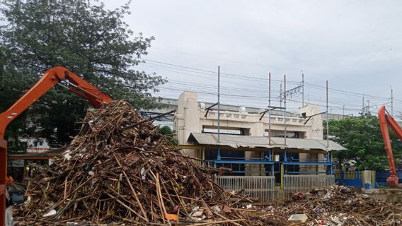 Garbage At The Manggarai Sluice Gate Seen Mounting Since Sunday Night