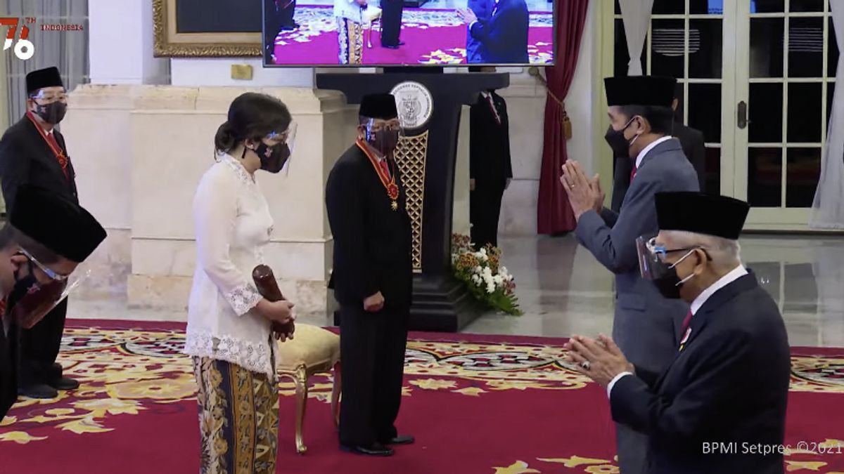 Presiden Jokowi Beri Gelar Kehormatan untuk Artidjo Alkostar hingga Nakes