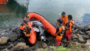L'équipe SAR recherche des résidents disparus sur la plage des lanternes rouges de Bengkulu