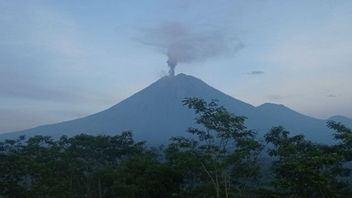 今朝、スメル山が再び噴火し、今度は轟音が続きました