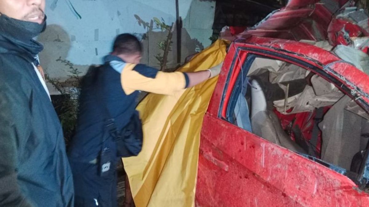 Berita Kecelakaan di Surabaya: Mobil Brio Merah Tertabrak Kereta Api, 3 Korban Tewas di Tempat 