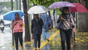 Cuaca Senin 8 Januari: Waspada! Hujan Disertai Petir di Jaksel dan Jaktim