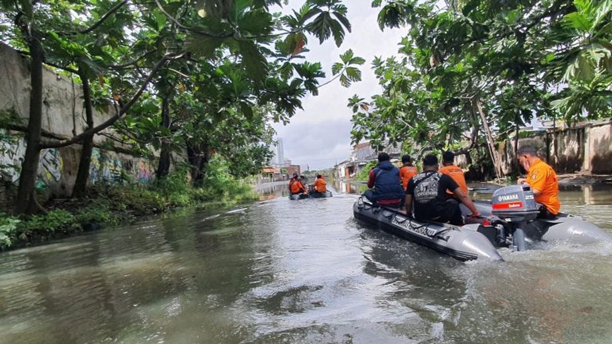 DSDABM Atasi Banjir Rob Surabaya dengan Pembersihan Saluran Air 