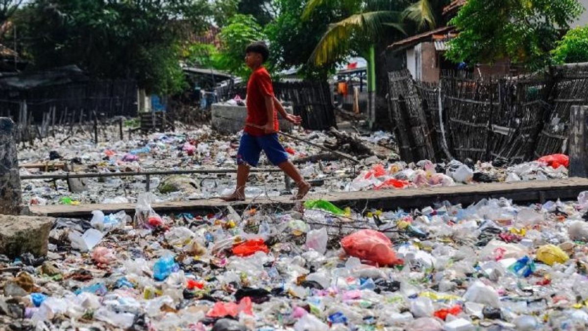 Tirtayasa River In Serang Turns Into Trash, Black Water And Bau