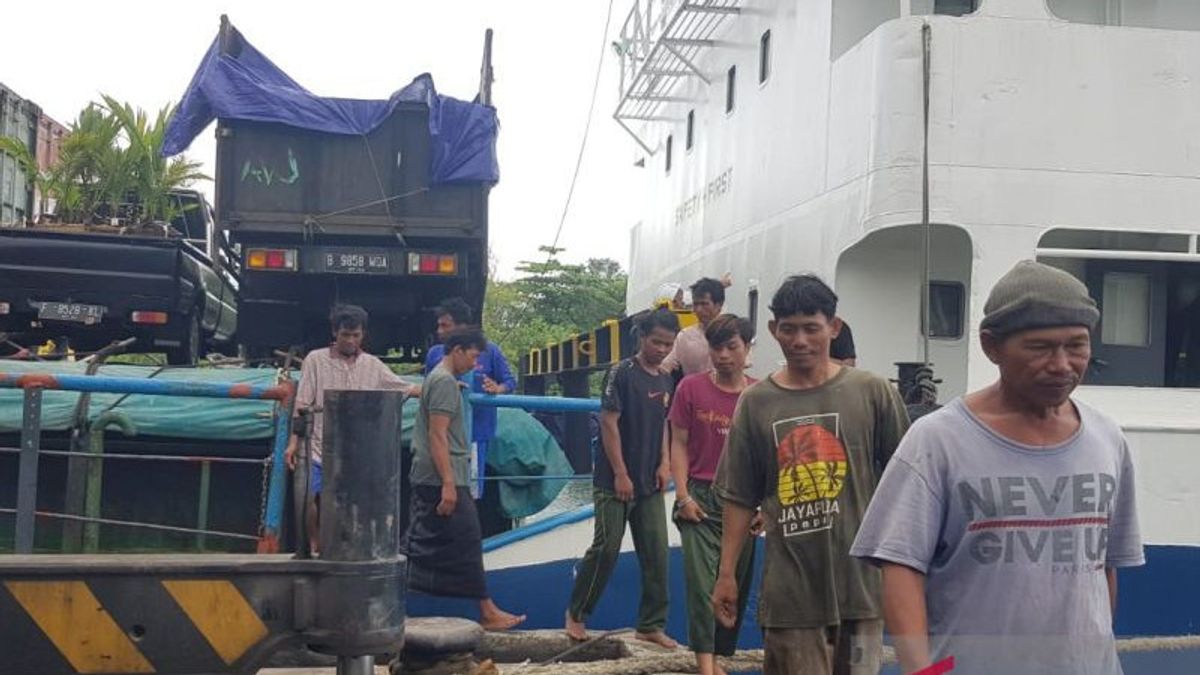 幸运的是，一艘船经过，沉没在爪哇海的10名KM Mekar Jaya船员成功撤离到丹绒班丹