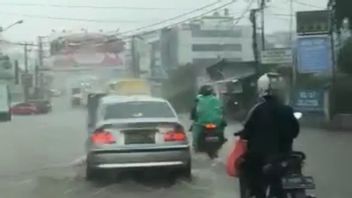 Jalur Cipanas-Puncak Macet Akibat Banjir