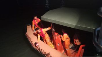 SAR Team Searches For Two Victims Of Speed Boat Collision In Tarakan