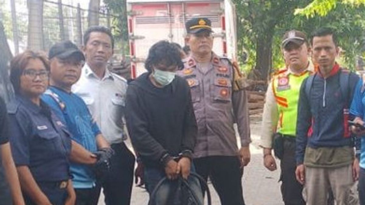 Des habitants de Kemayoran remis à la police après avoir été frappés par le vol de câbles LAA au KM 11 + 500 de la gare de Palmerah-Kebayoran