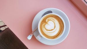 Semble, la différence dans la composition du cappucino, du latte et du blanc plat