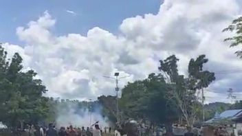マンベラモ・ラヤ・パプアのデモ隊が矢と槍に襲われ、道路を横断した後も警察は現場を警備している。
