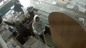 Complot de vols à la hauteur d’avantages d’argent, vol de machine à café et déchir de moustiques dans le magasin de kek de Pulogadung