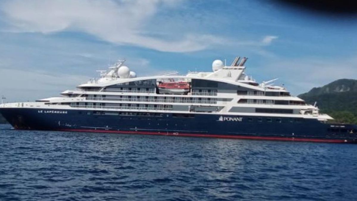 French Cruise Ship Transports Hundreds Of Tourists Visiting Kaimana