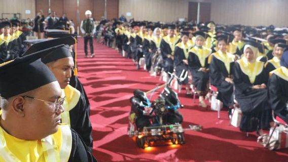 Robot Lahbako San Beratraksi di Hadapan Wisudawan Universitas Jember