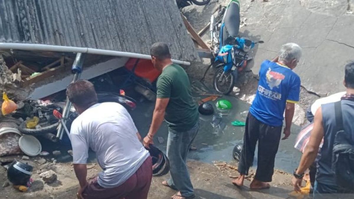 タンジュンピナンKUD魚市場が崩壊、数十台のオートバイが廃墟に埋もれた