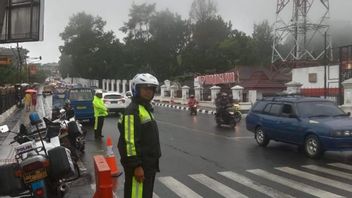 هطول أمطار غزيرة وضبابية ، يطلب من سائقي السيارات الذين يمرون بقمة Cianjur توخي الحذر