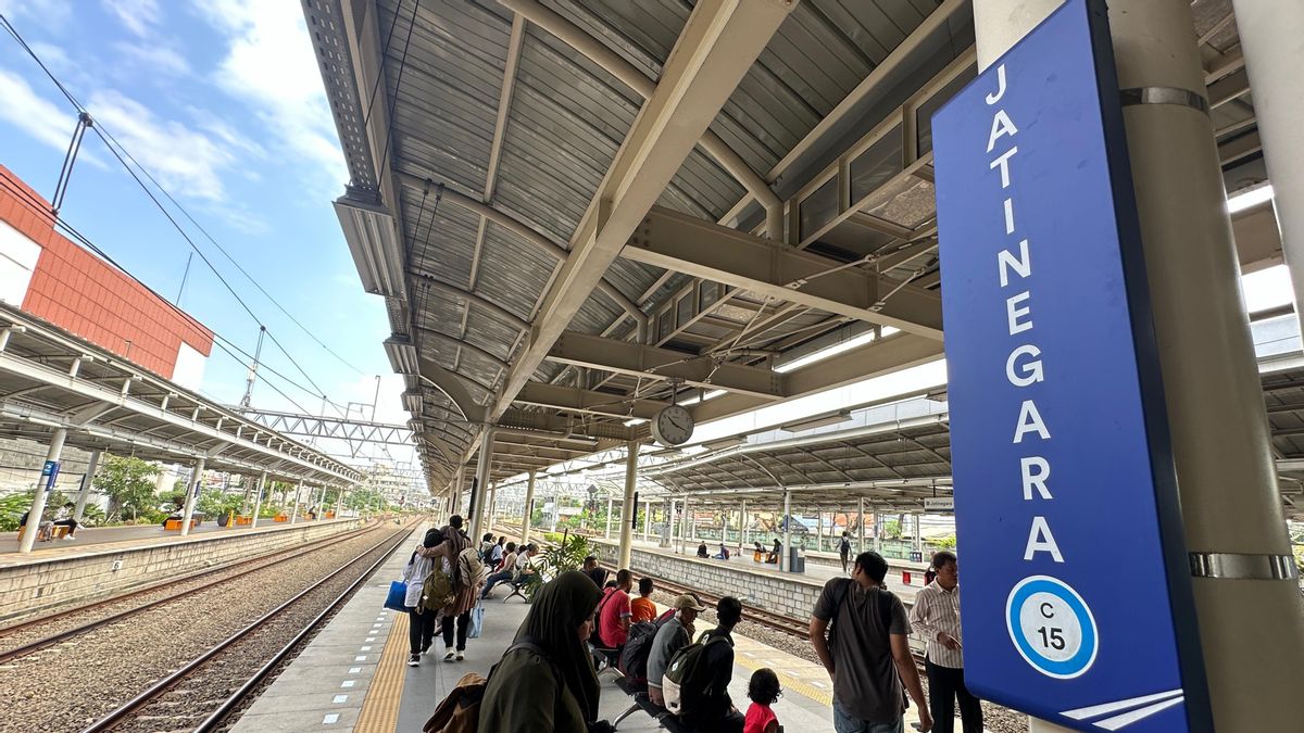 Impact Of The Demo On Angkot Drivers In Front Of The Balkot, PT KAI Changes Train Departure Services