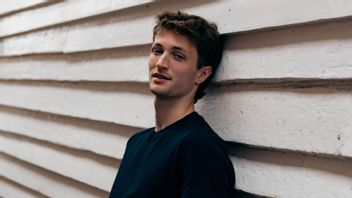 Henry Moodie Tampil Enerjik dan Kontemplatif di Single Anyar, <i>comedown</i>