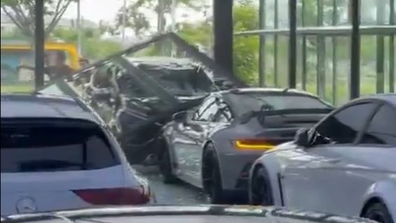 Mitsubishi Xpander Hits Porsche Car Showrom At PIK, Driver Arrested