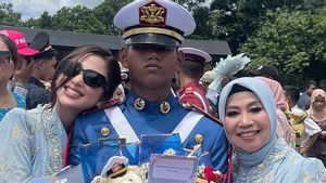 Tangisan Bahagia Pecah, Intip 5 Momen Dewi Perssik Temani Anak Wisuda di Akmil Magelang