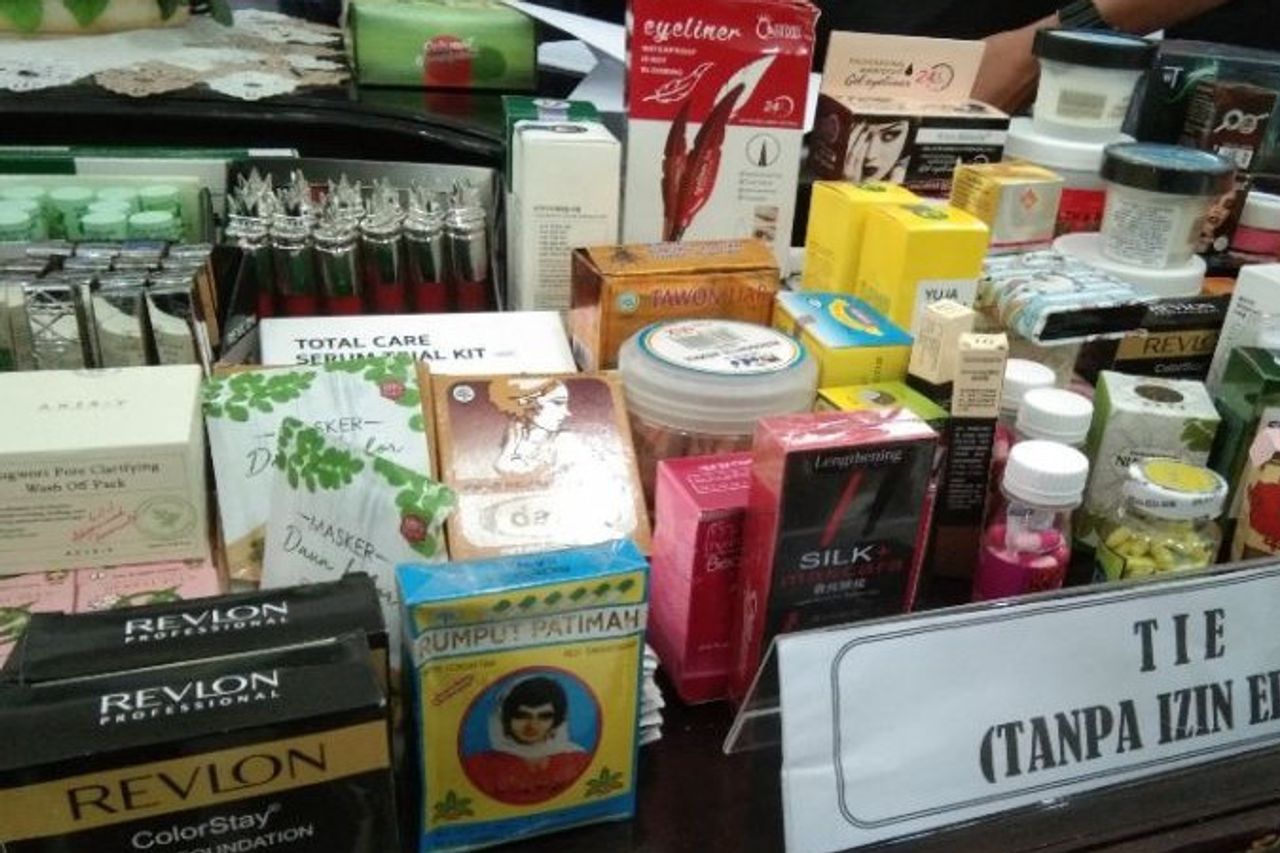 ケンダリでは、BPOMは伝統的な医学に続いて市場で販売された3,081の違法化粧品を発見