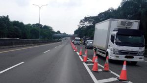 Arus Balik Padat, Jalan Tol Jakarta-Cikampek Diterapkan Contraflow